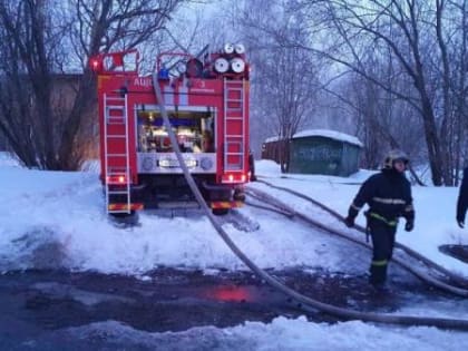 Прокуратура проверяет возгорание расселенной деревяшки в центре Архангельска