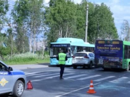 В Архангельске рейсовый автобус «МАЗ» спровоцировал ДТП, в котором пострадали школьники