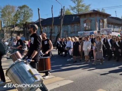 «Последний звонок-2023». В Северодвинске состоялось традиционное шествие одиннадцатиклассников