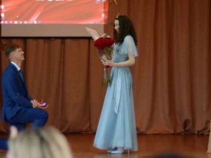 Настоящая романтика: в Мирном выпускницу позвали замуж во время вручения аттестатов