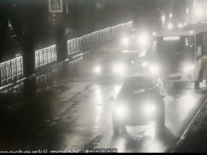 В Архангельске женщина выбежала на пешеходный переход под колеса автобуса