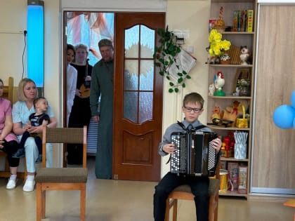 Священник Петр Кузнецов в День защиты детей порадовал воспитанников северодвинских социальных учреждений