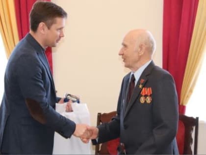 Игорь Арсентьев поздравил с 90-летием Почётного гражданина Северодвинска Михаила Титова