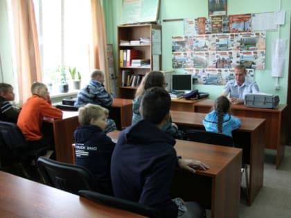 В Центре кинологической службы УМВД России по Архангельской области прошла экскурсия для школьников