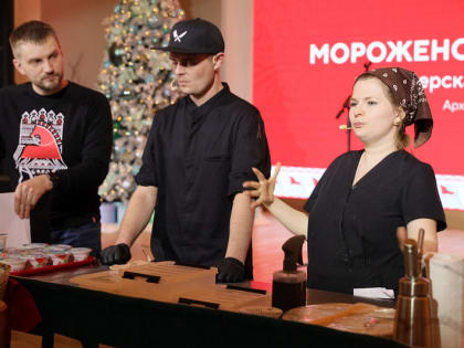 В День Архангельской области на ВДНХ посетителей познакомили с рождественской традицией Поморья – росписью козуль