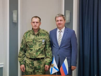 Дмитрий Морев вручил медаль «За Отвагу» архангелогородцу Александру Картавцеву