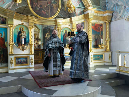 Митрополит Корнилий во вторник Страстной седмицы молился за богослужением