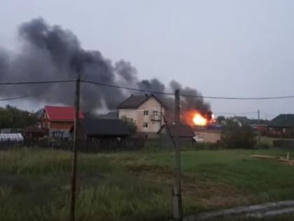 В разгар стихии на окраине Архангельска от удара молнии загорелся коттедж