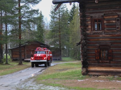 В архангельском музее деревянного зодчества «Малые Корелы» прошли пожарно-тактические учения