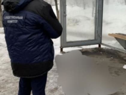 В Коряжме на автобусной остановке найден труп мужчины