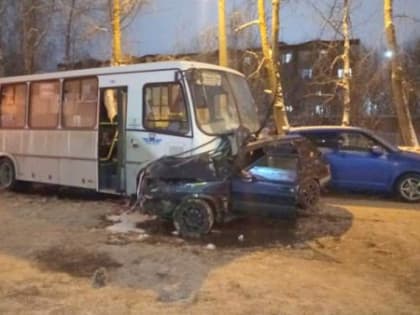 В Северодвинске молодой водитель «ВАЗа» погиб при столкновении с рейсовым «ПАЗиком»