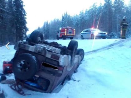 На трассе М-8 автомобиль, направляющийся в Северодвинск, съехал в кювет