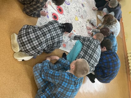 Студенты-психологи раскрасили с маленькими пациентами “Реку Жизни”