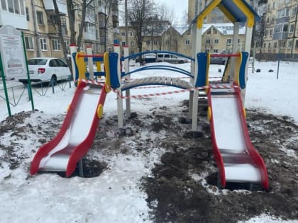 В Ломоносовском округе обновляют и ремонтируют детские площадки
