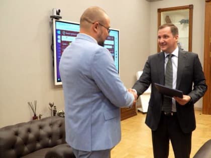 Александр Цыбульский вручил главе Новой Земли Андрею Симовину благодарственное письмо Президента России