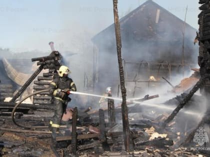 В Архангельске в процессе пожара трех частных домов произошел взрыв газового баллона
