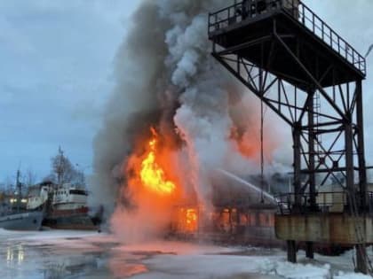 Пожар на судоремонтном заводе в Архангельске лишил работников подсобных помещений