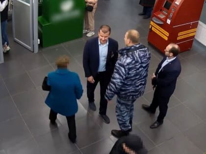 Охранники одного из торговых центров Архангельска спасли двух пенсионеров от мошенников