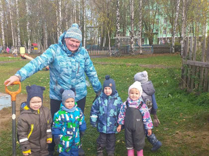 МАЛЫШИ ПОСАДИЛИ КЛЁНЫ