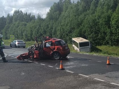 Под Архангельском пассажирский автобус столкнулся с иномаркой: есть погибший