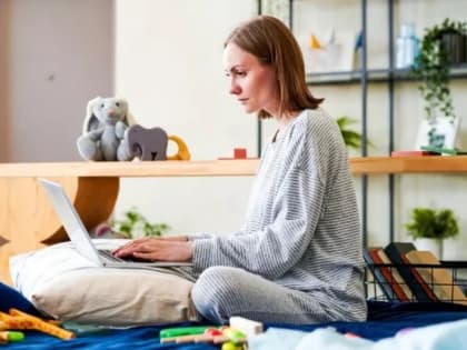 Минтруд разработал поправки о сохранении страховых выплат для работающих мам