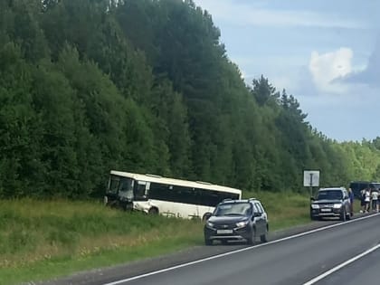 «Попали осколки»: что известно о состоянии водителя и пассажиров автобуса, попавшего в ДТП