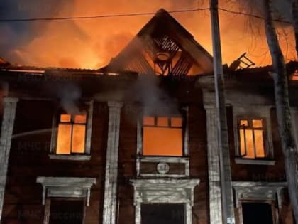 Очередная расселенная «деревяшка» полыхала на окраине Архангельска