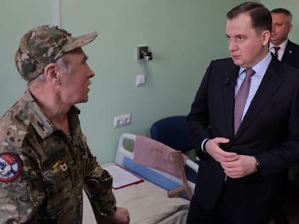 Александр Цыбульский побывал в Архангельском госпитале для ветеранов войн