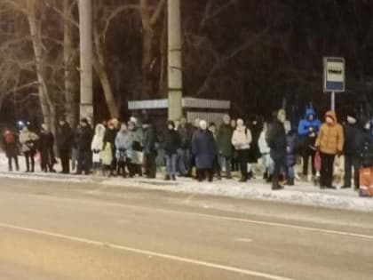 Толпы на остановках: как начался второй день транспортной реформы в Архангельске