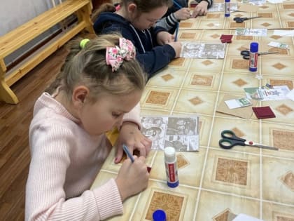 Второклассники Евдской школы сделали открытки и для участников СВО
