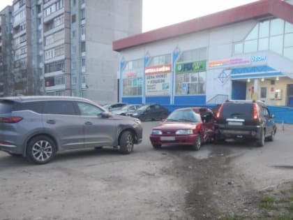 Пьяный архангелогородец без прав угнал чужой автомобиль и врезался на нем в припаркованную легковушку