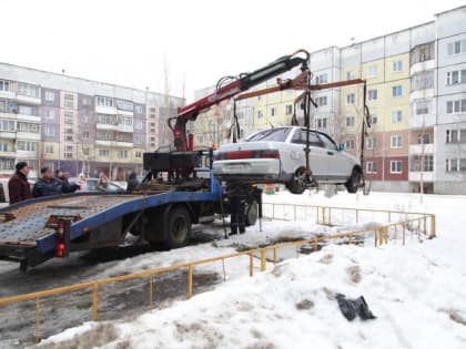 Из городского двора эвакуировали очередной брошенный автомобиль