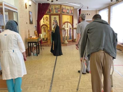 Полковой священник космодрома Плесецк продолжает поддерживать бойцов в госпитале Мирного