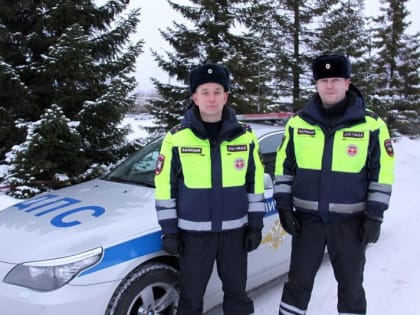 Сотрудники Госавтоинспекции помогли семье, оказавшейся в неисправном автомобиле на трассе в сильный мороз