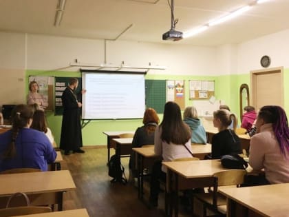 Священники представляют основы православной культуры на родительских собраниях в школах Архангельска