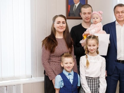 Многодетной семье Кузнецовых вручен сертификат на улучшение жилищных условий