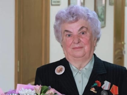 Валентине Котельниковой вручили памятный знак «80 лет Победы в Сталинградской битве»