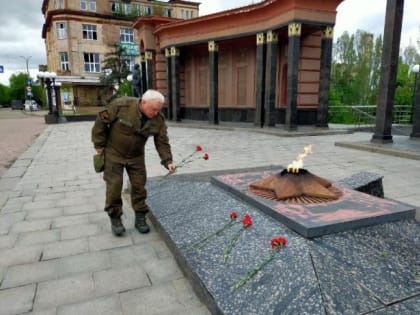 Волонтеры из Поморья возложили цветы к Вечному Огню в Луганске