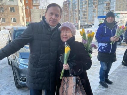 Депутат Архангельской гордумы Рим Калимуллин вместе с коллегами  принял участие в уличной праздничной акции