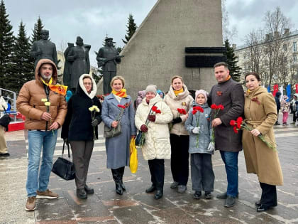 Активисты СРЗП возложили цветы к Монументу Победы в Архангельске