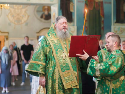 Митрополит Корнилий совершил Литургию в праздник преподобного Сергия Радонежского
