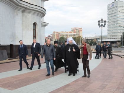 Митрополит Корнилий и первые лица региона посетили строящийся в Архангельске собор