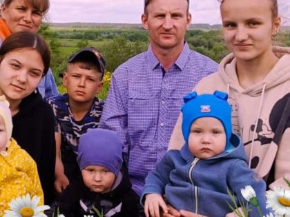 Елена Вторыгина наградила семью Корельских Благодарственным письмом