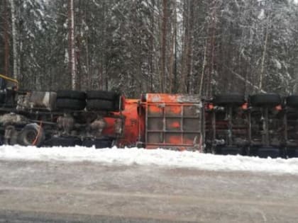 В Архангельской области опрокинулся грузовик с топливом: есть пострадавший