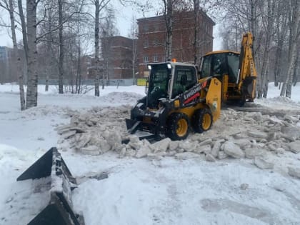 Мини-ледокол используют для уборки наката в скверах города