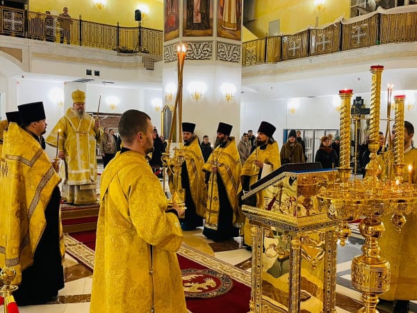 Митрополит Корнилий 12 ноября совершил всенощное бдение в Михаило-Архангельском кафедральном соборе