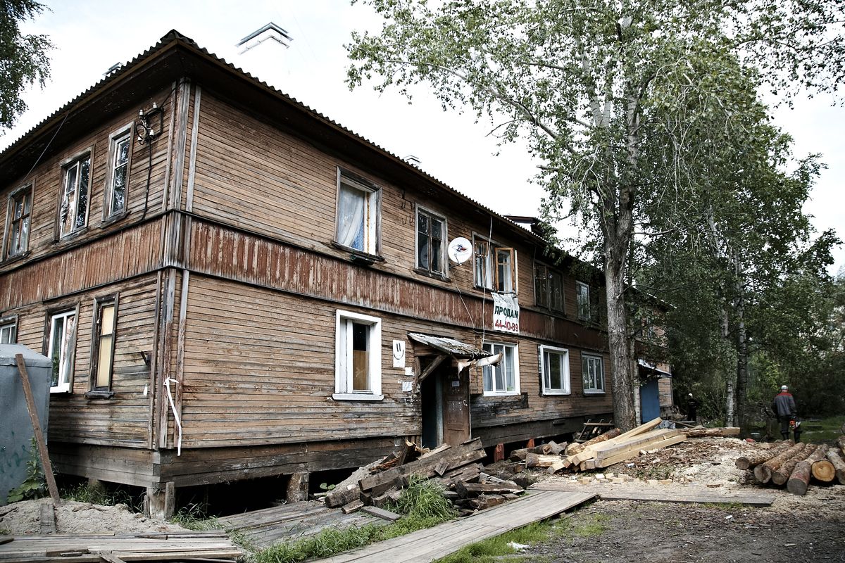 ветхий многоквартирный дом. ветхий многоквартирный дом. частный дом непригодный для проживания. якутск ветхое жилье. непригодного для проживания жилищного фонда.