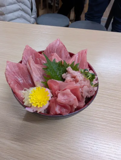 In addition to a tuna donburi (rice bowl)