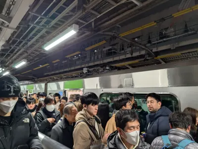 Rush hour on a Tokyo train platform