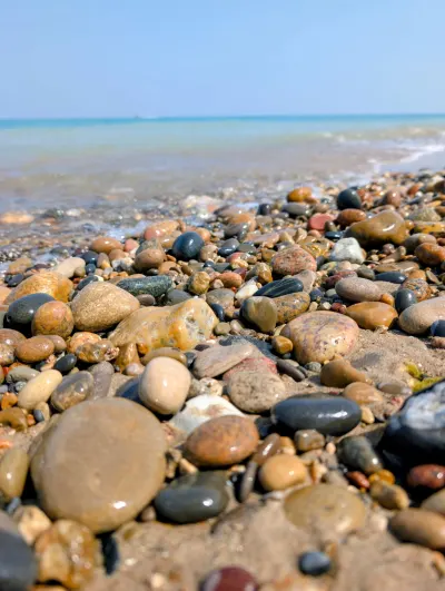 Closeup of the rocks and surf from the lake